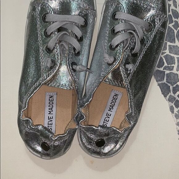 Steve Madden silver shiny sneakers 7M - Picture 3 of 5
